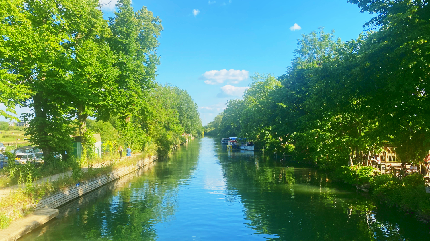 A photograph of the Thames River in England on a summers day in 2024